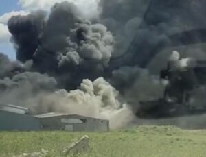 Gebze’de boya fabrikasında yangın! Ekiplerin alevlere müdahalesi sürüyor