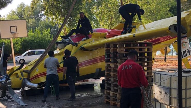 Adana’da göle düşen uçağın enkazı çıkarıldı