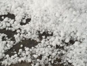 Ceviz büyüklüğünde dolu yağdı! Araçlara ve tarım ürünlerine zarar verdi