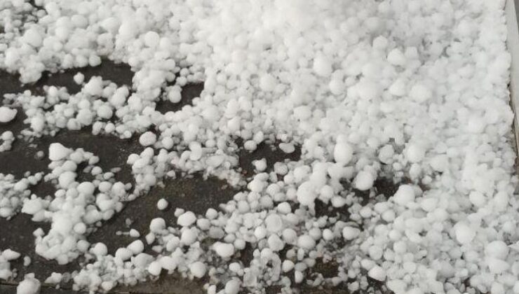 Ceviz büyüklüğünde dolu yağdı! Araçlara ve tarım ürünlerine zarar verdi