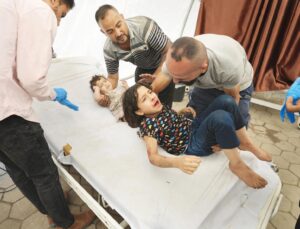 İsrail Gazze’de durmadı… Bayram günü yine çocukları vurdu