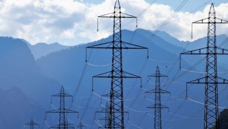 İzmir’de orman yangını sonrası elektrikler kesildi