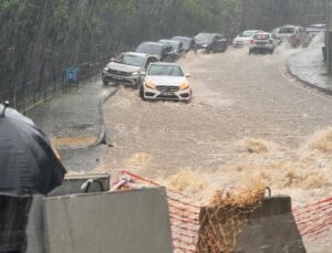 Trabzon’da şiddetli yağış: Rögarlar taştı, yollar göle döndü
