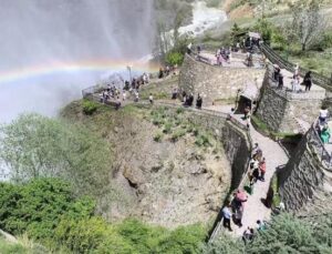 Türkiye’nin en büyüğü Avrupa’nın üçüncüsü! Tortum Şelalesi coştu!