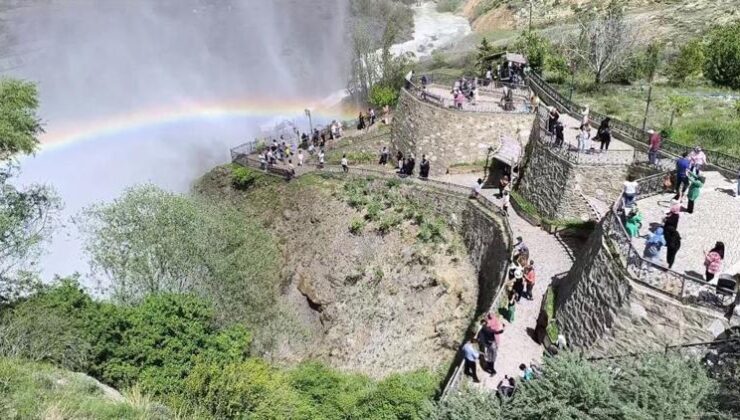Türkiye’nin en büyüğü Avrupa’nın üçüncüsü! Tortum Şelalesi coştu!