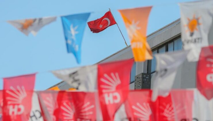 AKP farkı azaltmak, CHP erken seçim için aynı anda sahaya iniyor