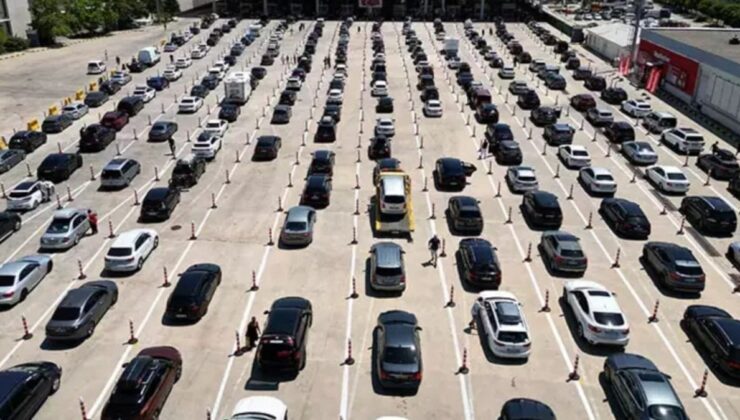 Araçlarını doldurup, hepsi bugünü bekledi: Sınırımızda kuyruklar gittikçe uzuyor