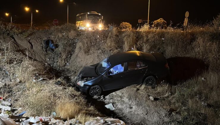 Elazığ’da otomobil şarampole devrildi