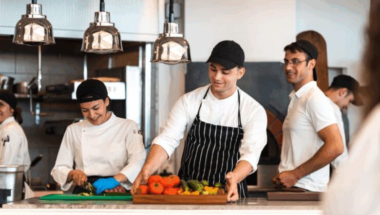 Kölelik yasası bugün yürürlüğe girdi: 10 gün çalışmadan haftalık izin kullanamayacaklar
