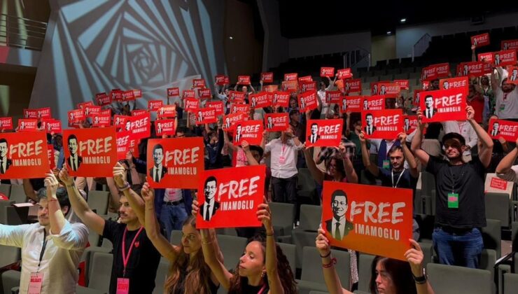 Paris’te “Free İmamoğlu” dövizleri