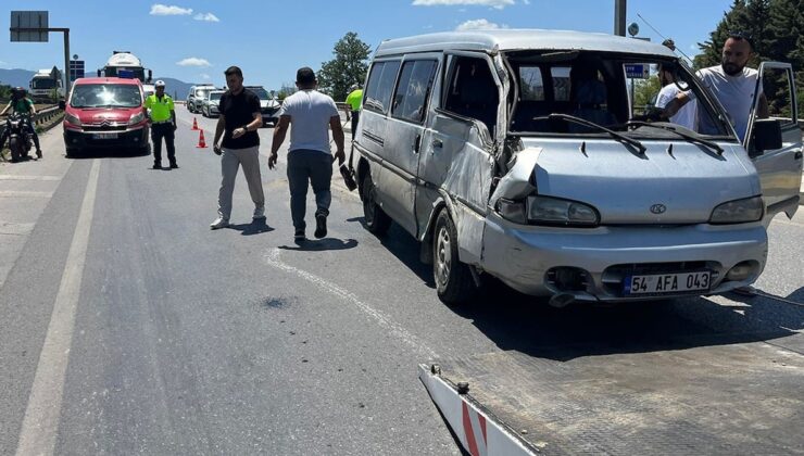 Sakarya’da minibüs devrildi: Yaralılar var
