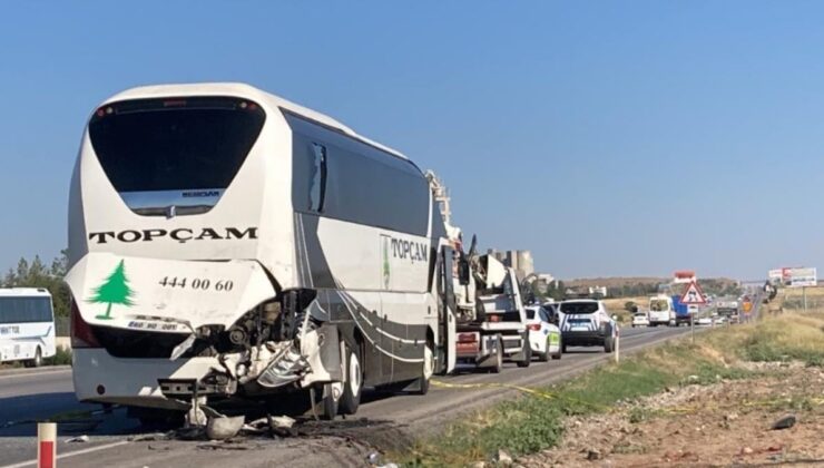 Yolcu otobüsüne çarpan kamyonette 2 kişi öldü