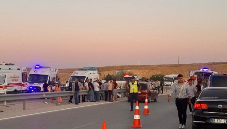 Afyonkarahisar’da minibüs ile otomobil çarpıştı: 10 yaralı