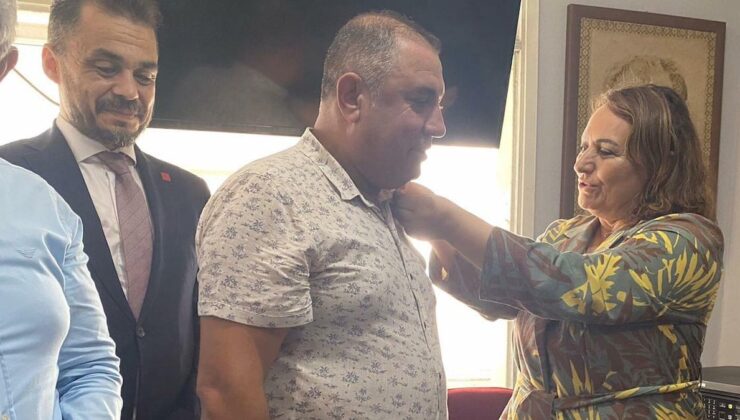 AKP’den istifa etti, CHP’ye geçti: Rozetini milletvekili taktı