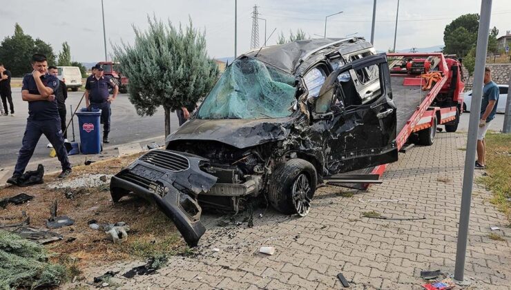 Balıkesir’de işçi servisi ile hafif ticari araç çarpıştı: 4 kişi yaralandı