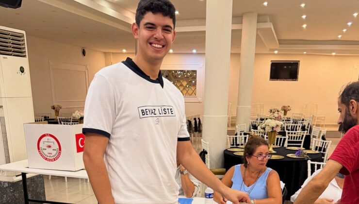 CHP PM üyesi ‘Beyaz Liste’ yazılı tişörtüyle oy kullandı