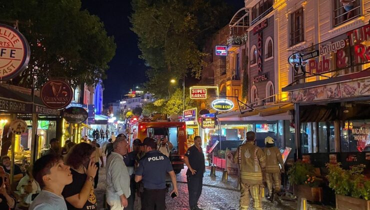 Fatih’te otelde yangın: Turistler tahliye edildi