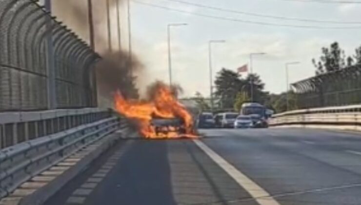 İstanbul’da otomobil alev alev yandı
