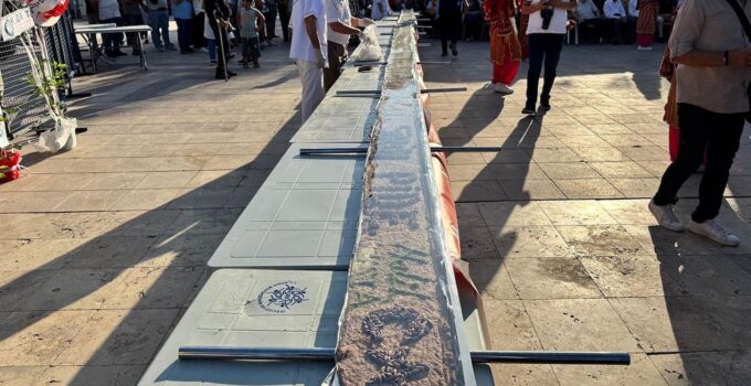 Karacasu’da 13 metrelik tahinli pide rekoru: Festivalde gözler usta ellerdeydi