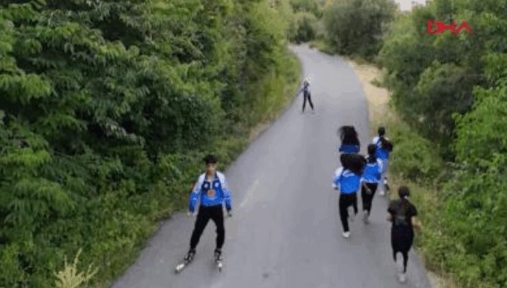 Kayaklı koşu takımı sporcuları, 40 derecede asfalt yolda çalışıyor