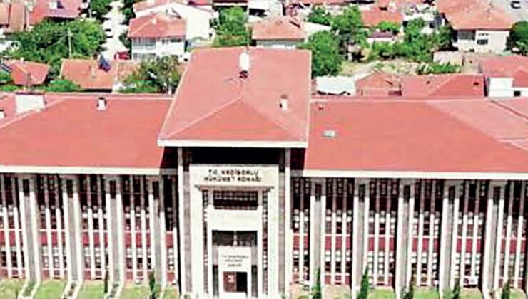 Kendi küçük, konağı büyük