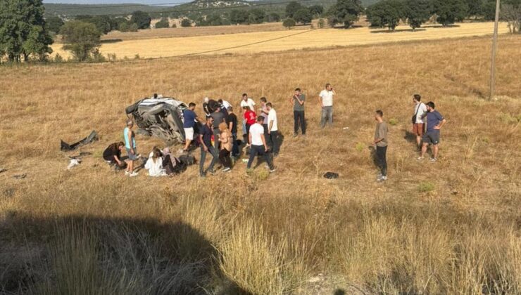 Kütahya’da feci kazada otomobil tarlaya uçtu