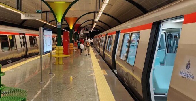 Metroda arıza! İşe gidenler yolda kaldı