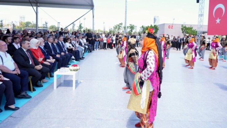 Okullara sabun koyamadı festivale 26 milyon harcadı