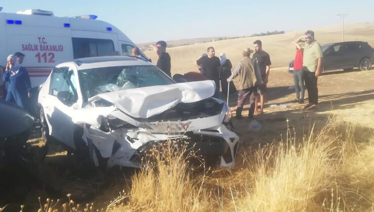 Otomobiller kafa kafaya çarpıştı: Yaralılar var