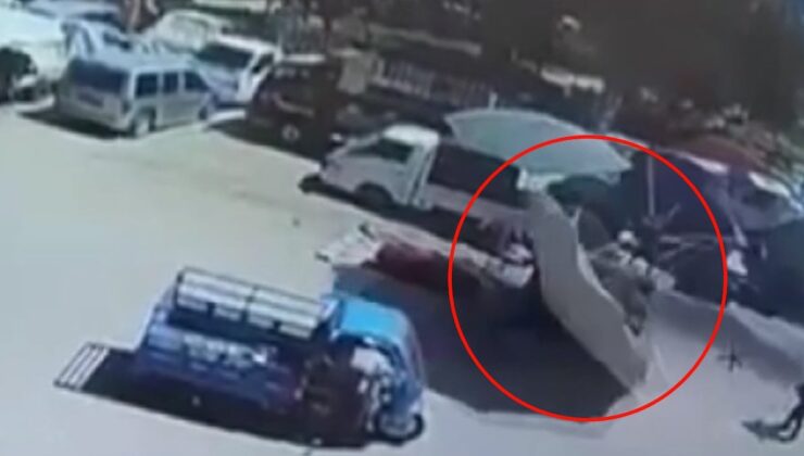 Rüzgarda savrulan pazar şemsiyesi hamile kadın ve çocuğunun üzerine düştü