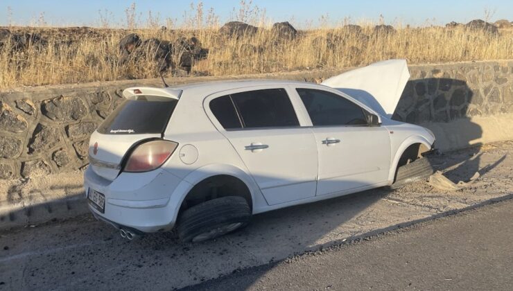 Şanlıurfa’da otomobil istinat duvarına çarptı: 4 yaralı