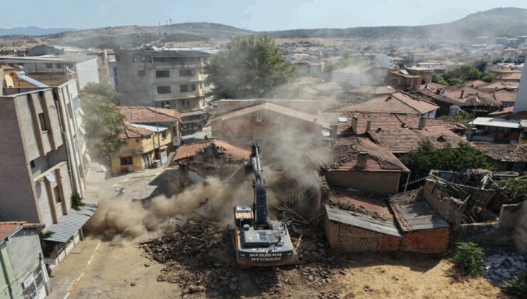 Sındırgı’da hasarlı binaların yıkımı sürüyor