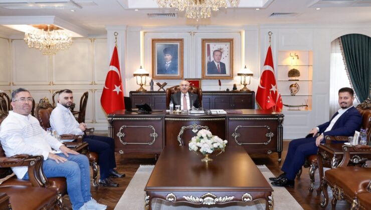 Vatandaşa böceklenmiş çerez satan kuruyemişçi Vali makamında poz verdi