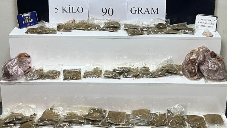 Adana’da durdurulan ticari araçtan 5 kilo esrar çıktı: 2 kişi tutuklandı