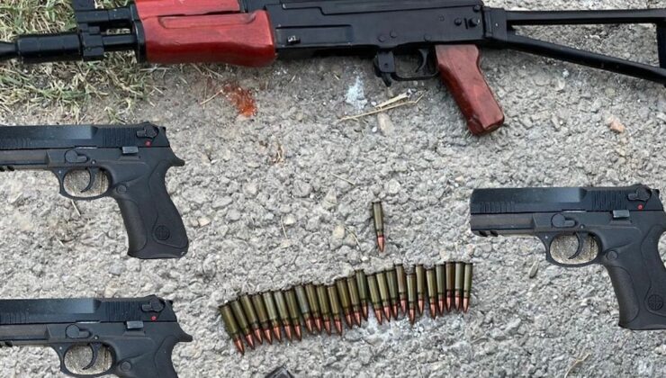 Adana’da polisten kaçmayı çalıştı, yakalandı… Araçtan silahlar çıktı!
