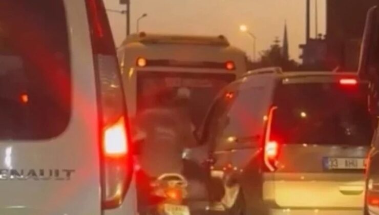 Araç sürücüsünü trafikte darbeden motosikletli 2 kişi gözaltına alındı