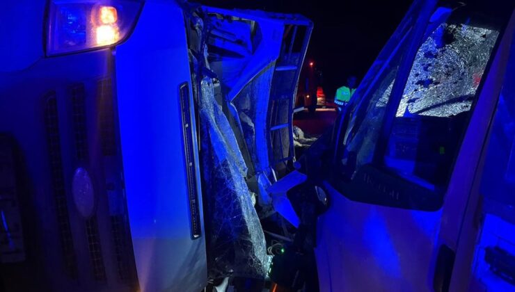 Diyarbakır’da kamyonetler çarpıştı: 2 ölü, 1 yaralı