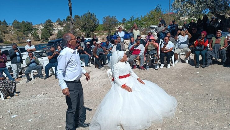 Evlendikten 40 yıl sonra düğün yaptılar