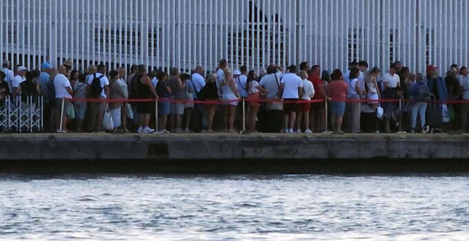 Gümrük sistemi çöktü! Giren çıkamadı, yüzlerce turist mağdur kaldı