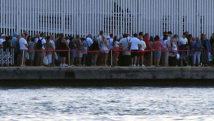 Gümrük sistemi çöktü! Giren çıkamadı, yüzlerce turist mağdur kaldı