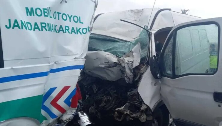 Jandarma aracına minibüs çarptı! 2 asker şehit oldu, 1 kişi hayatını kaybetti