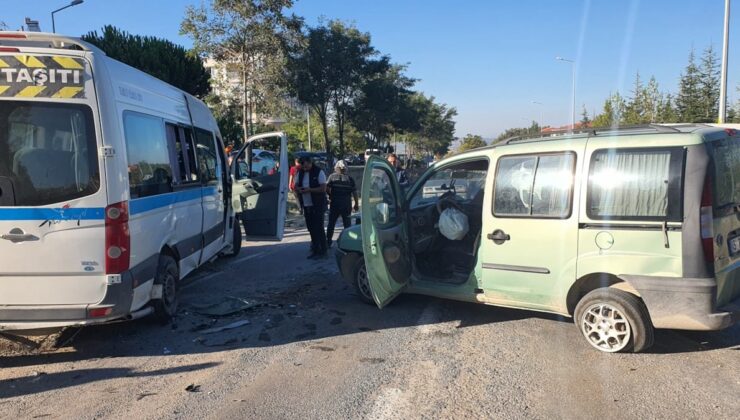 Manisa’da öğrenci servisiyle otomobil çarpıştı: 9 yaralı