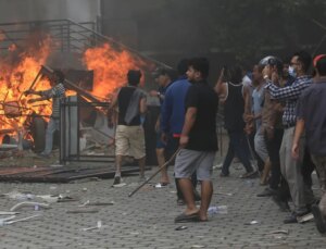 Nepal’de protestolar şiddetlendi! Eski başbakanın eşi yanarak can verdi