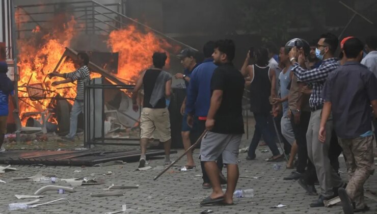 Nepal’de protestolar şiddetlendi! Eski başbakanın eşi yanarak can verdi