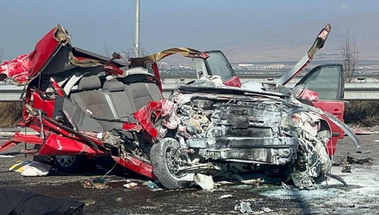 Otomobil, TIR’a arkadan çarptı: 2 ölü, 3 yaralı