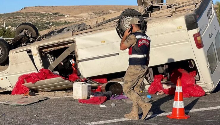 Şanlıurfa’da tütün işçilerini taşıyan minibüs devrildi: 20 yaralı