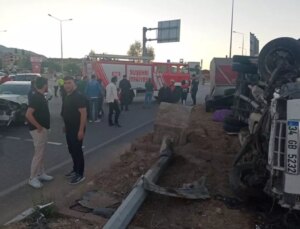 Tarım işçilerini taşıyan minibüs, otomobille çarpıştıktan sonra devrildi! 20 yaralı