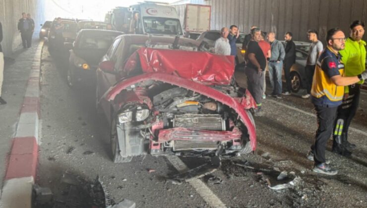 Uşak’ta üç otomobilin karıştığı zincirleme kazada 3 kişi yaralandı