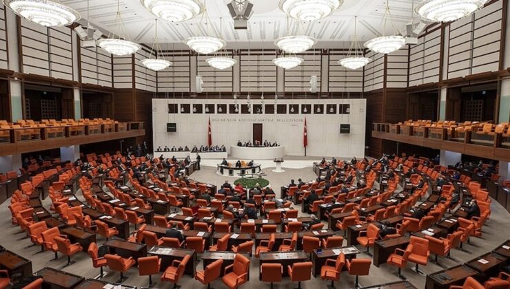 AKP’li eski vekil canlı yayında DEM Parti’ye verdi veriştirdi