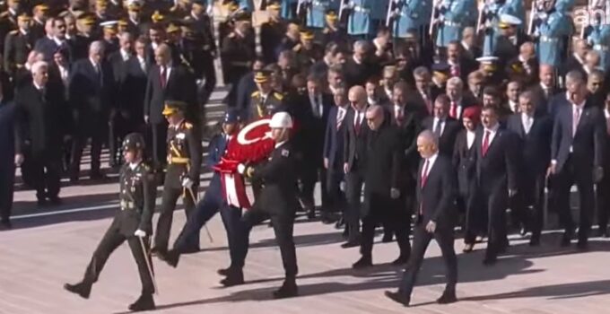 Anıtkabir’de aynı ayıp: Erdoğan sloganları yükseldi